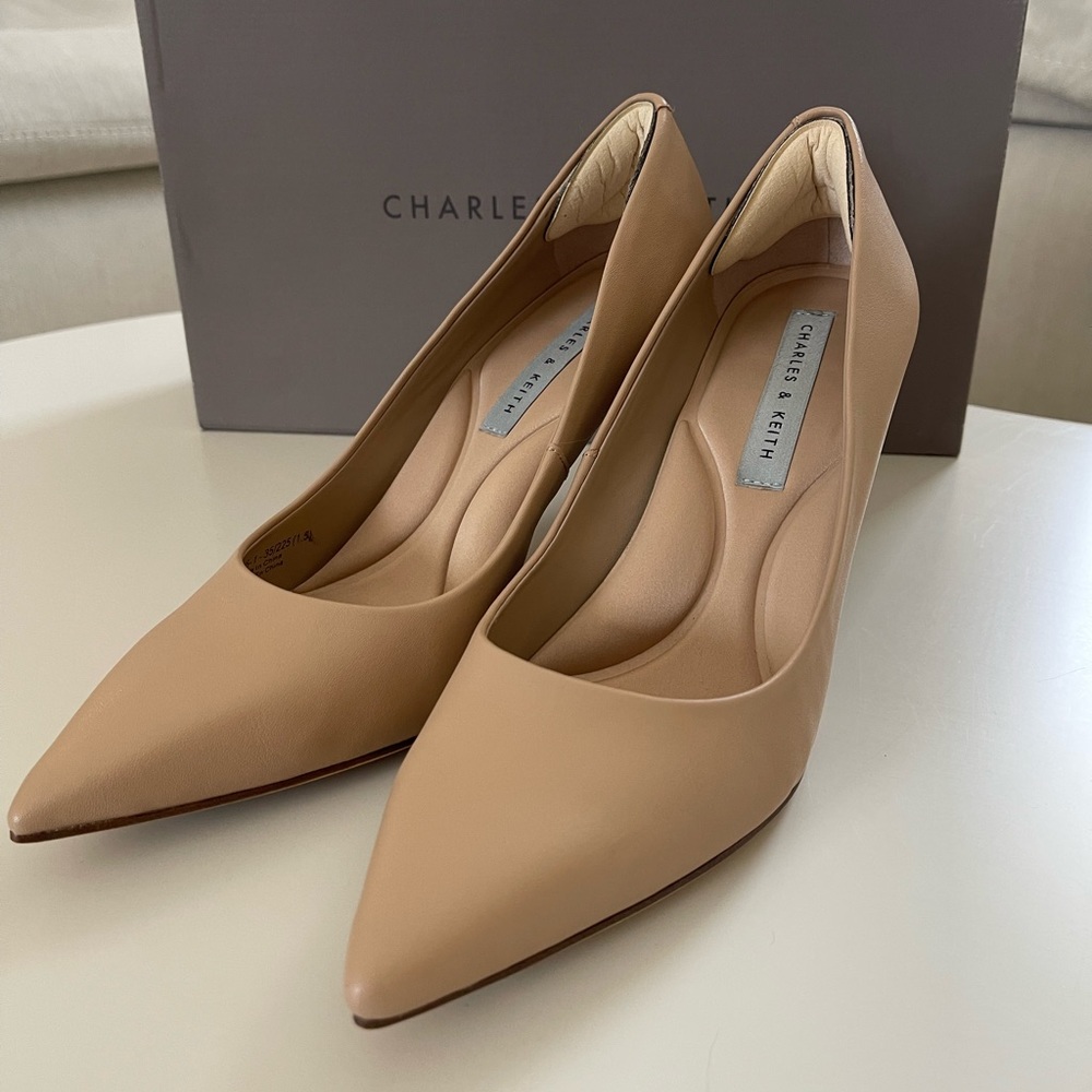 ❌SOLD❌ Charles & Keith point toe casual heels 👠